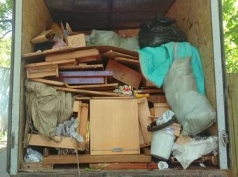 Бытовой мусор и мебель